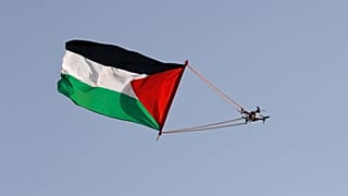 علم فلسطيني معلق على طائرة مدنية بدون طيار يرفرف فوق القدس في 29 مايو/أيار 2022