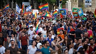 إسرائيليون يلوحون بالأعلام ويحملون لافتات خلال موكب المثليين السنوي في القدس. 2019/06/06