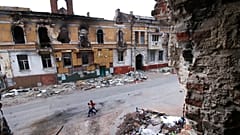 Kinder gehen durch das zerstörte Mariupol am 25.05.2022