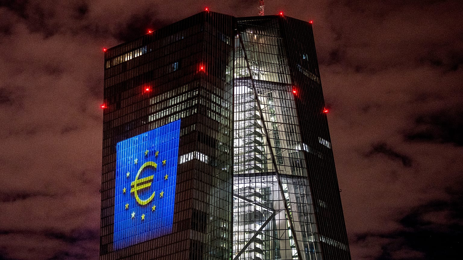 Avrupa Merkez Bankası binası euro simgesi