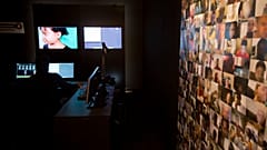 Eine Wand voll Bildern von Männern, die verdächtigt werden, im Netz für ein "zehnjähriges phillipinisches Sweetie" zu werben. Computeranimation, Terres des Hommes, Amsterdam