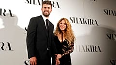 المغنية الكولومبية شاكيرا ولاعب كرة القدم في برشلونة جيرارد بيكيه يقفان أمام وسائل الإعلام خلال تقديم ألبومها الجديد "شاكيرا" في برشلونة، إسبانيا، الخميس 20 مارس2014 