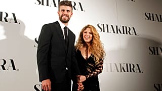 المغنية الكولومبية شاكيرا ولاعب كرة القدم في برشلونة جيرارد بيكيه يقفان أمام وسائل الإعلام خلال تقديم ألبومها الجديد "شاكيرا" في برشلونة، إسبانيا، الخميس 20 مارس2014 