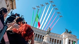 Roma, 2 giugno 2022: le frecce tricolori in volo sull'Altare della patria