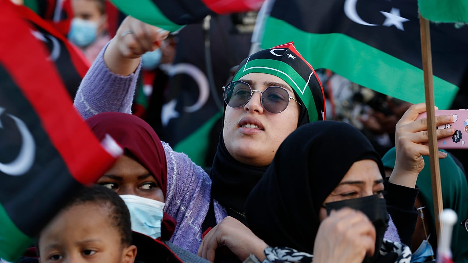الليبيون يحتفلون بعيد ثورة فبراير في ساحة الشهداء بطرابلس - ليبيا. 2022/02/18