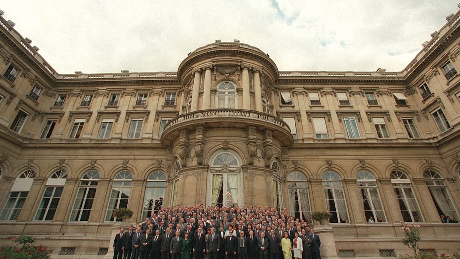 Archives : le ministre français des Affaires étrangères, entouré de nombreux ambassadeurs, posant devant le Quai d'Orsay - Paris, le 28/08/1998