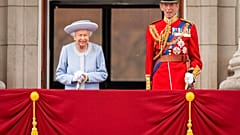 Isabel II de Inglaterra acompañada por su primo hermano el duque de Kent.