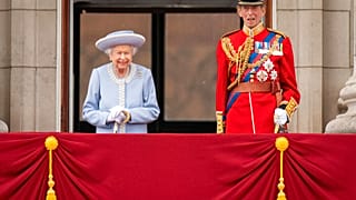 Isabel II de Inglaterra acompañada por su primo hermano el duque de Kent.