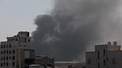 دخان يتصاعد من قاعدة عسكرية بعد قصفها بواسطة الطيران السعودي - صنعاء - أرشيف