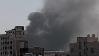 دخان يتصاعد من قاعدة عسكرية بعد قصفها بواسطة الطيران السعودي - صنعاء - أرشيف
