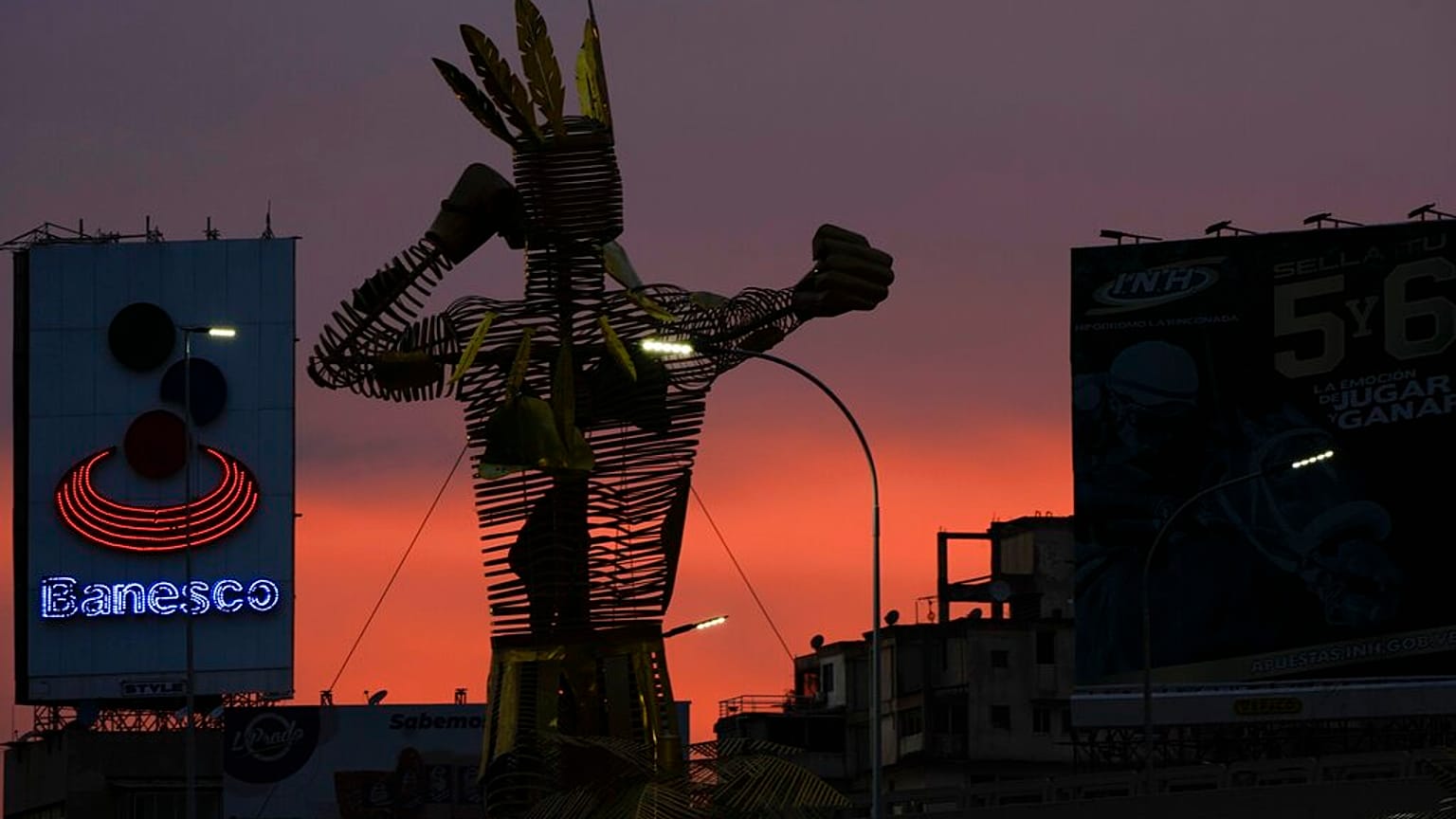 Una escultura del héroe indígena venezolano Cacique Guaicaipuro se eleva sobre la carretera que lleva su nombre, antes conocida como la carretera Francisco Fajardo en Caracas
