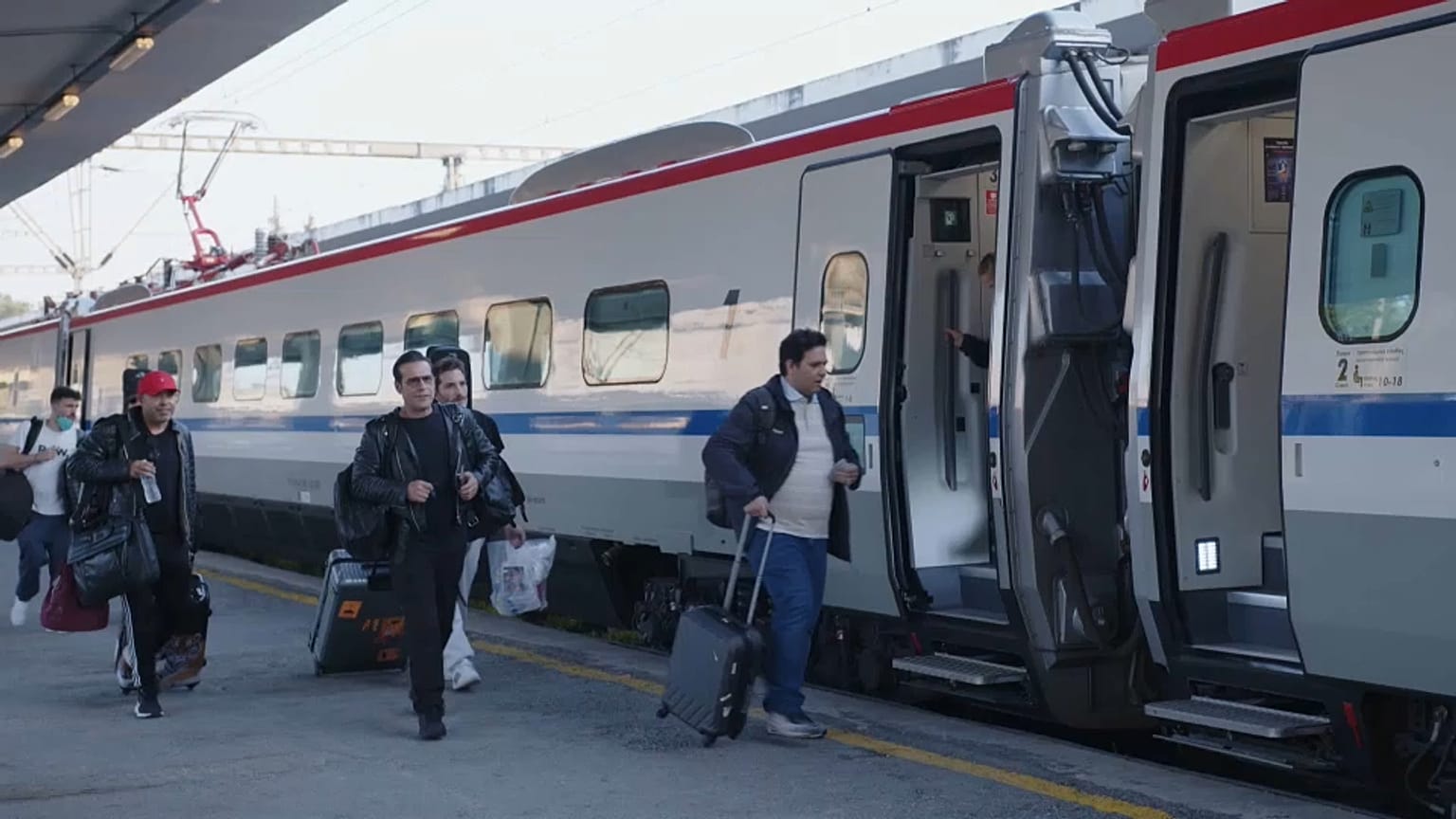 Passagiere steigen in einen Zug - Symbolbild