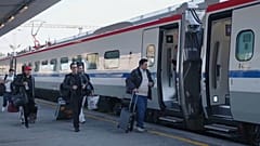 Passagiere steigen in einen Zug - Symbolbild