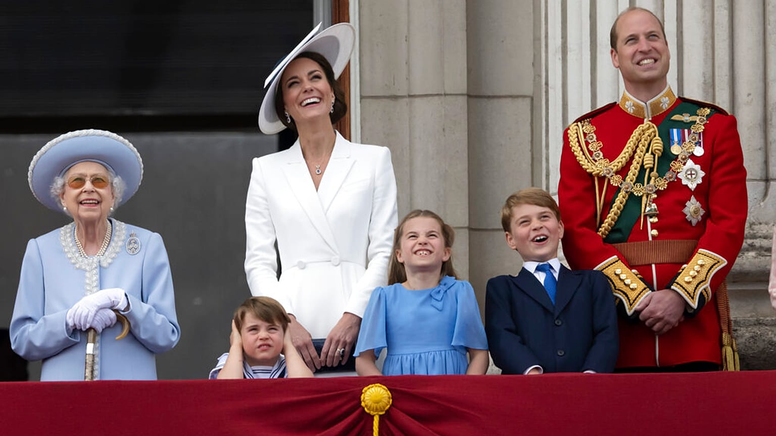 Elisabeth II ( à gauche) entourée de ses proches à Buckingham le 2 juin 2022