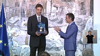 Pau Gasol recibe la máxima distinción del deporte español.