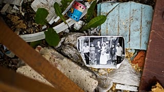 Ein Hochzeitsfoto liegt zwischen den Trümmern nach einem russischen Angriff in Kramatorsk in der Ostukraine. 21. Mai 2022
