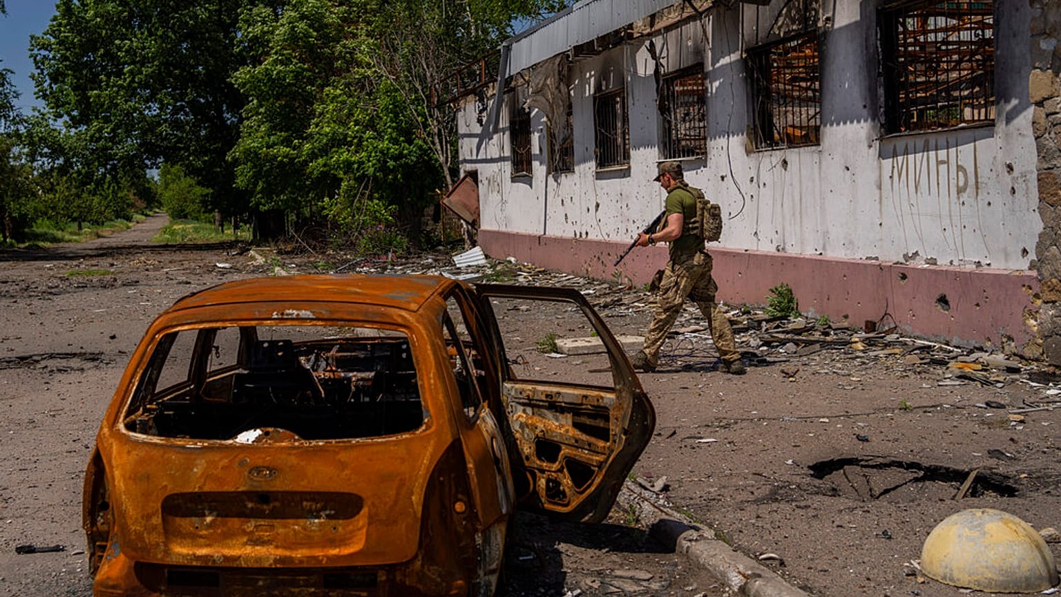 Un militar patrulla en una localidad cerca de la línea de frente en Donetsk, Ucrania