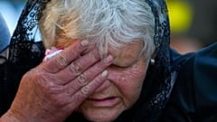 جنگ اوکراین ۱۰۰ روزه شد؛ مادر اوکراینی در سوگ فرزند