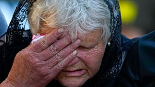 جنگ اوکراین ۱۰۰ روزه شد؛ مادر اوکراینی در سوگ فرزند