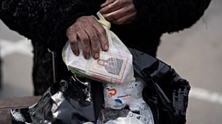 Эвакуированная из Мариуполя в Запорожье держит в руках пакет с медикаментами и иконой. Май, 2022 года