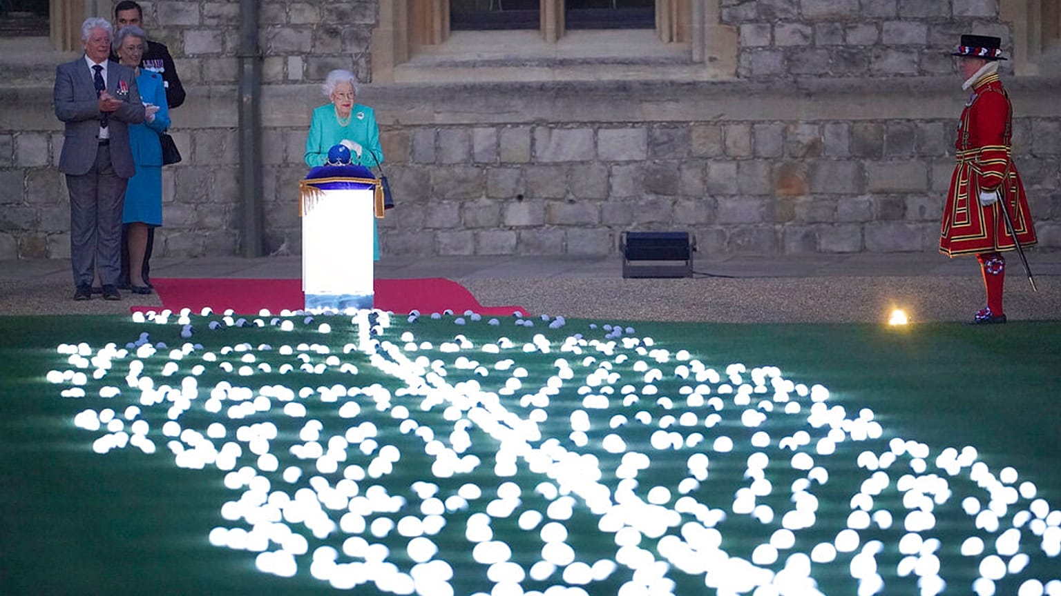 Die Queen gibt auf Schloss Windsor den Startschuss für Leuchtfeuer rund um den Globus