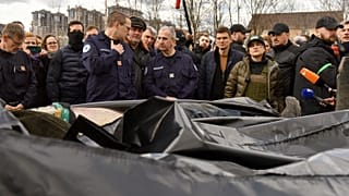 Ukrán ügyészek látogatása a bucsai tömegsírnál