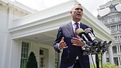 Jens Stoltenberg sajtótájékoztatót tart a washingtoni Fehér Ház előtt 