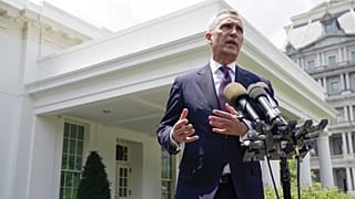 Jens Stoltenberg sajtótájékoztatót tart a washingtoni Fehér Ház előtt 