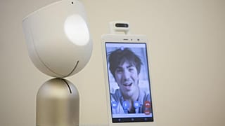 Le robot "ElliQ" d'Intuition robotics dans les bureaux de la société à Ramat Gan, dans le centre d'Israël.