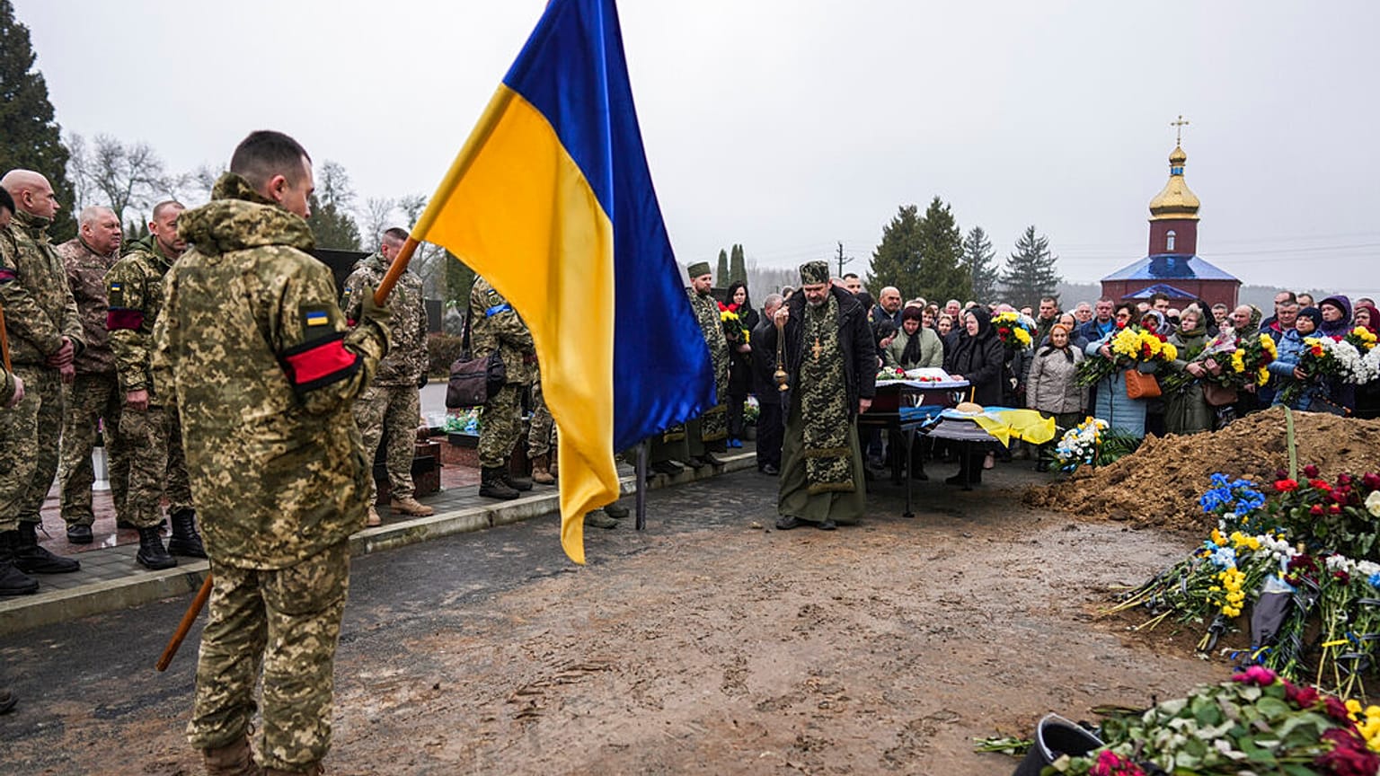 Les funérailles d'un soldat ukrainien le 21 mars 2022 près de Loutsk en Ukraine