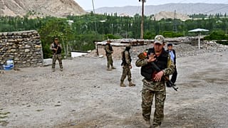 صورة أرشيفية لجنود من قيرغيزستان عند قرية كوك تاش القريبة من حدود قرغيزستان وطاجيكستان  5 مايو 2021 