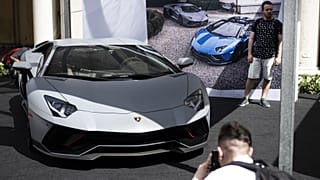 Visiteurs sur le stand Lamborghini, lors du "Motor Valley Fest" à Modène, le 27 mai 2022
