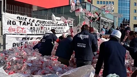 Manifestation devant le siège de Coca-Cola