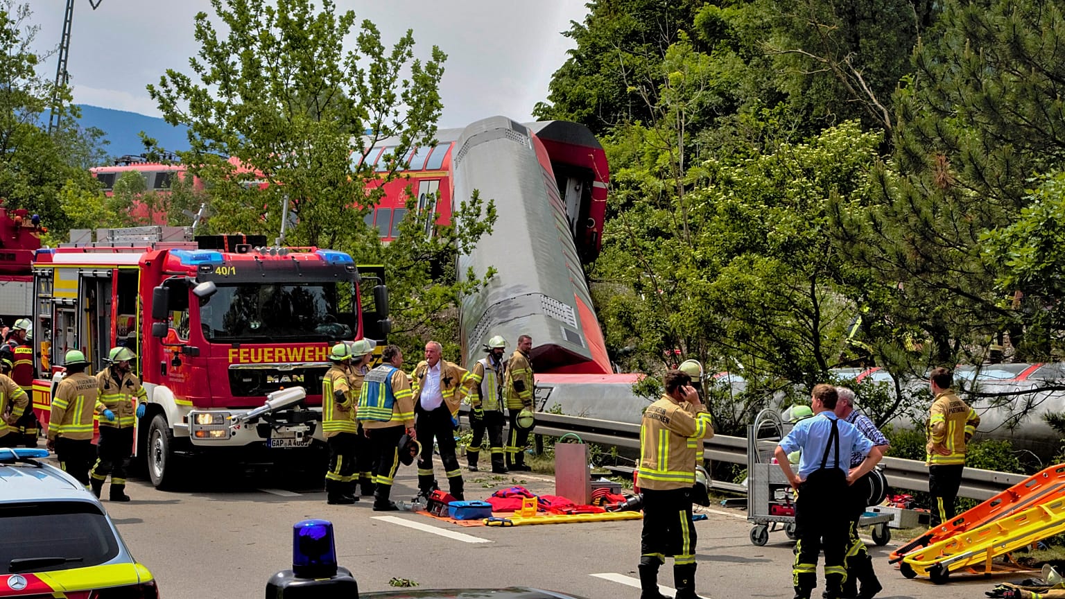 Numerous emergency and rescue forces are in action at the scene of the derailment.