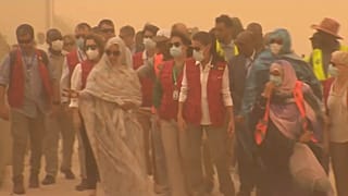 La reina Letizia de España visita los proyectos de cooperación internacional en Mauritania en medio de una tormenta de arena