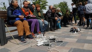 Πολίτες στη Μαριούπολη φορτίζουν τις συσκευές τους σε πλατεία