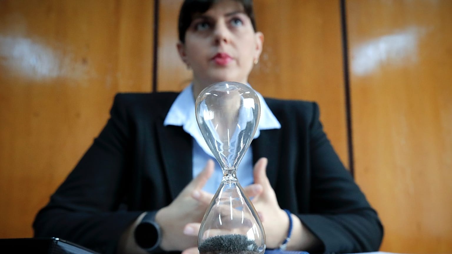 Laura Codruta Kövesi, amikor az AP-nek adott interjút Bukarestben 2019. október 4-én