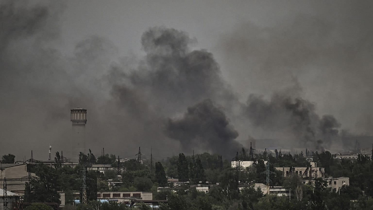 Archives : fumée s'élevant de Severodonetsk, le 2 juin 2022. 