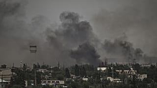 Archives : fumée s'élevant de Severodonetsk, le 2 juin 2022. 