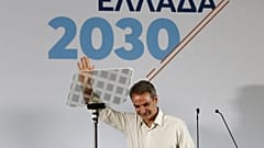 Ο πρωθυπουργός και πρόεδρος της Νέας Δημοκρατίας Κυριάκος Μητσοτάκης χαιρετά τους συνέδρους μετά την ομιλία του κατά τη διάρκεια του συνεδρίου, στο Στάδιο Ειρήνης και Φιλίας