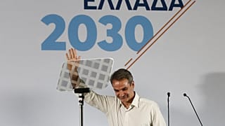 Ο πρωθυπουργός και πρόεδρος της Νέας Δημοκρατίας Κυριάκος Μητσοτάκης χαιρετά τους συνέδρους μετά την ομιλία του κατά τη διάρκεια του συνεδρίου, στο Στάδιο Ειρήνης και Φιλίας