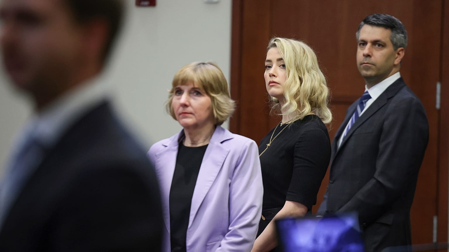 Amber Heard ile avukatları mahkeme salonunda