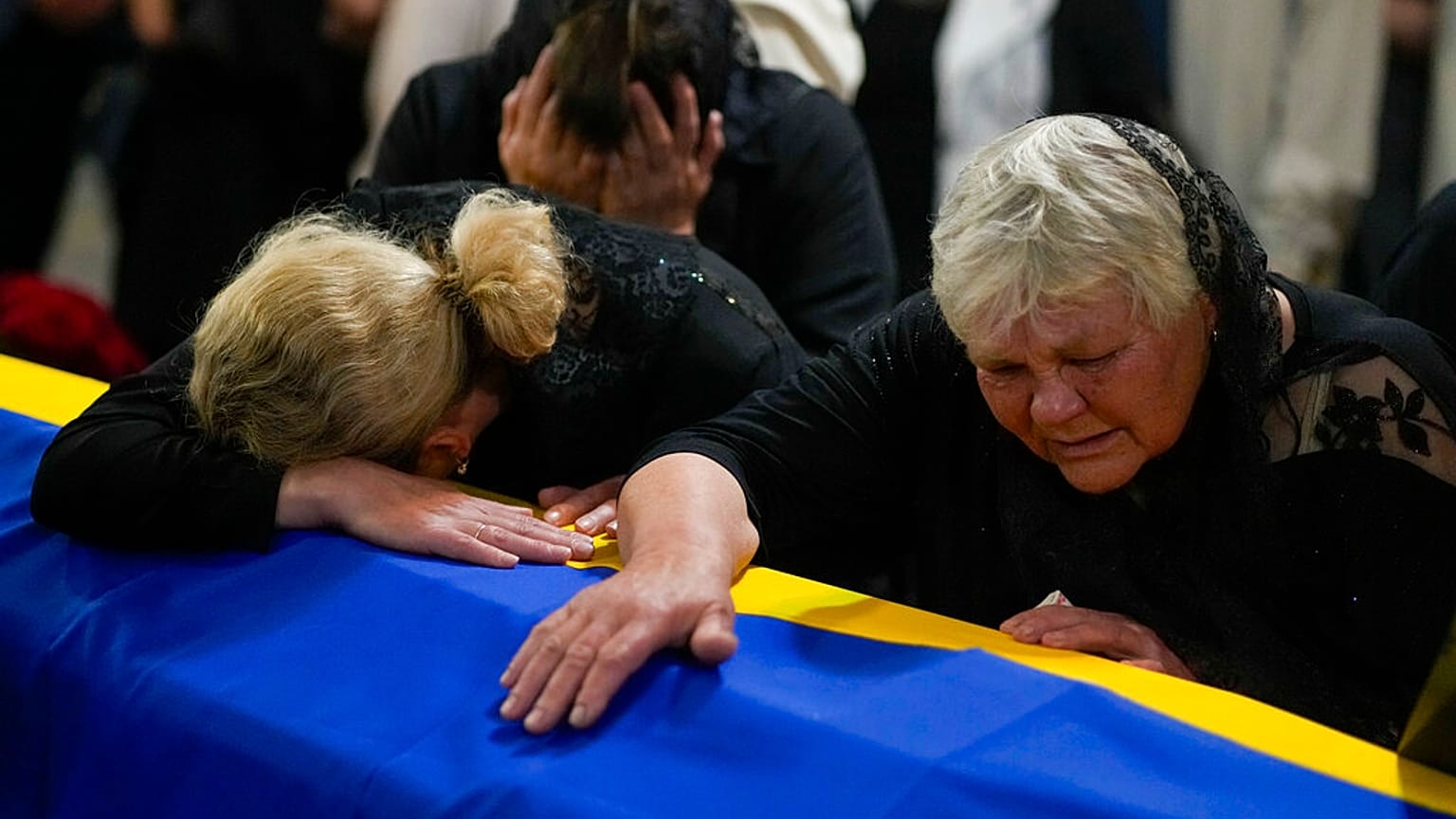 Schwester und Mutter eines ukrainischen Soldaten bei der Trauerfeier