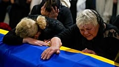 Schwester und Mutter eines ukrainischen Soldaten bei der Trauerfeier
