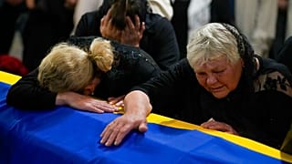 Schwester und Mutter eines ukrainischen Soldaten bei der Trauerfeier