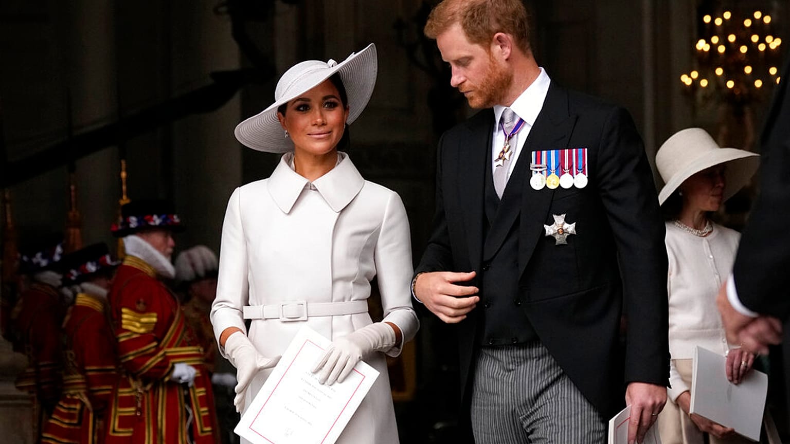 Harry és Meghan elhagyják az istentisztelet helyszínét