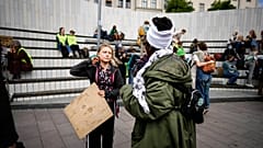 A militante ecologista Greta Thunberg no protesto à margem da conferência "Estocolmo +50"