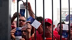 Φίλαθλοι με εισιτήρια του τελικού του Τσάμπιονς Λιγκ έξω από το Σταντ ντε Φρανς του Παρισιού