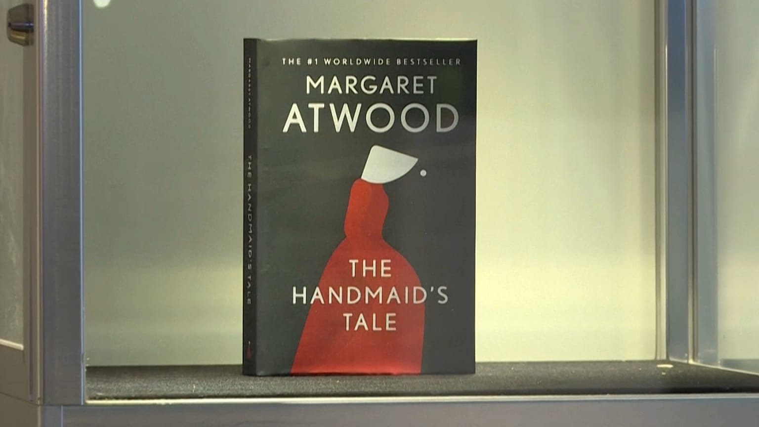 El ejemplar incombustible de El Cuento de la Criada, escrito por Margaret Atwood. 