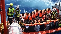 Судно Ocean Viking принимает на борт спасенных в море мигрантов